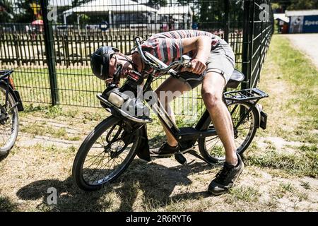 WIJCKEL - Teilnehmer einer Solex-Tour fahren durch die Landschaft im friesischen Gaasterland. Ausflüge mit den altmodischen Mopeds sind eine beliebte Freizeitaktivität als Gruppenausflug. ANP SIESE VEENSTRA niederlande raus - belgien raus Stockfoto