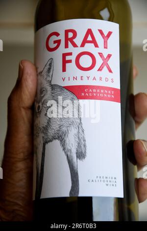 11. Juni 2023/Gray Fox Vineyars Rotwein aus Californina Vereinigte Staaten von Amerika wird in dänischen Lebensmittelgeschäften in Kopenhagen Dänemark verkauft. (Foto.Francis Dean/Dean Pictures) Stockfoto