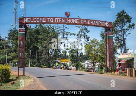 (230611) -- ITEN, 11. Juni 2023 (Xinhua) -- Foto aufgenommen am 5. Juni 2023 zeigt den mit „Heimat der Champions“ in Iten, Kenia, geschriebenen Bogen. Gegen 6 Uhr scheint das erste Morgenlicht auf den mit „Heimat der Champions“ geschriebenen Bogen. Die Läufer trafen sich hier, um sich gegenseitig mit einer Faust zu begrüßen, ihre Muskeln zu strecken und sich auf das erste Training des Tages vorzubereiten. Mit einer durchschnittlichen Höhe von 2.400 Metern liegt Iten im Westen Kenias, in der Nähe des Großen Rift Valley in Ostafrika. Es ist ein idealer Ort für das Lauftraining über lange Strecken und ist die Wiege vieler Welten – Stockfoto