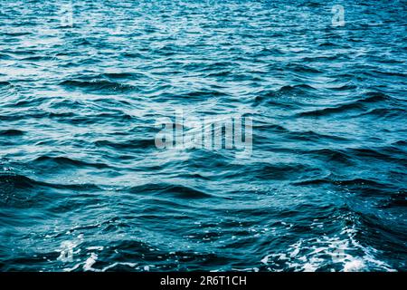 Blaue Meereswelle wellt auf natürlichem Hintergrund Stockfoto
