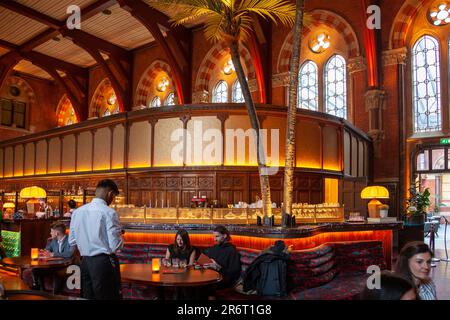 „Buchungsbüro 1869" Bar und Restaurant in St Pancras, Kings Cross - London UK Stockfoto