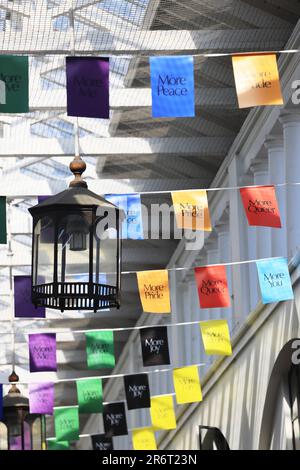 PRIDE-Installation für Juni, entworfen von den Geschwistern Christopher und Tammy Kane, in Covent Garden, London, Großbritannien Stockfoto