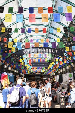 PRIDE-Installation für Juni, entworfen von den Geschwistern Christopher und Tammy Kane, in Covent Garden, London, Großbritannien Stockfoto