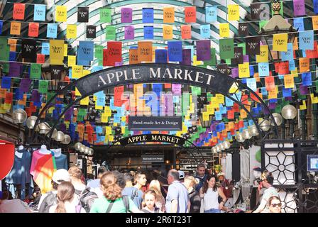 PRIDE-Installation für Juni, entworfen von den Geschwistern Christopher und Tammy Kane, in Covent Garden, London, Großbritannien Stockfoto