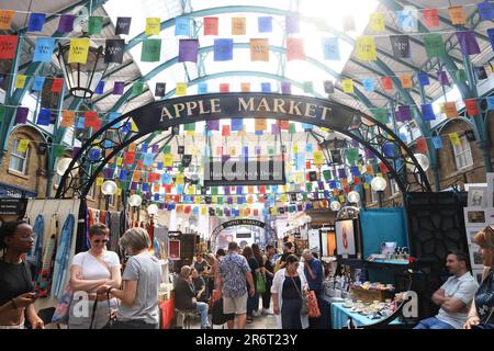 PRIDE-Installation für Juni, entworfen von den Geschwistern Christopher und Tammy Kane, in Covent Garden, London, Großbritannien Stockfoto