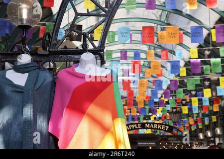 PRIDE-Installation für Juni, entworfen von den Geschwistern Christopher und Tammy Kane, in Covent Garden, London, Großbritannien Stockfoto