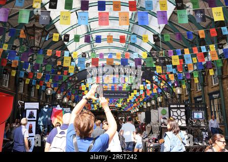 PRIDE-Installation für Juni, entworfen von den Geschwistern Christopher und Tammy Kane, in Covent Garden, London, Großbritannien Stockfoto