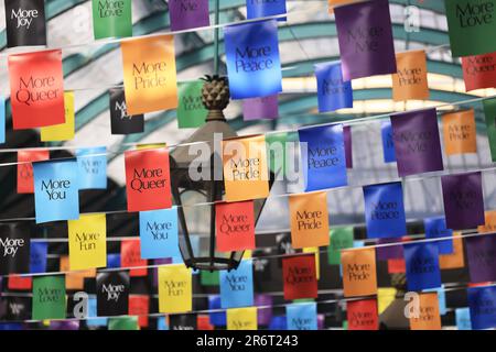 PRIDE-Installation für Juni, entworfen von den Geschwistern Christopher und Tammy Kane, in Covent Garden, London, Großbritannien Stockfoto