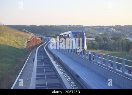 Das Luton DART - Direct Air-Rail Transit - eine neue Flughafenschienenverbindung, die den Flughafen Luton Parkway Station mit dem Flughafen Luton verbindet, über ein automatisches People Mover System von Cable Liner, in Beds, Großbritannien Stockfoto