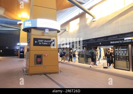 Das Luton DART - Direct Air-Rail Transit - eine neue Flughafenschienenverbindung, die den Flughafen Luton Parkway Station mit dem Flughafen Luton verbindet, über ein automatisches People Mover System von Cable Liner, in Beds, Großbritannien Stockfoto