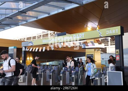 Das Luton DART - Direct Air-Rail Transit - eine neue Flughafenschienenverbindung, die den Flughafen Luton Parkway Station mit dem Flughafen Luton verbindet, über ein automatisches People Mover System von Cable Liner, in Beds, Großbritannien Stockfoto