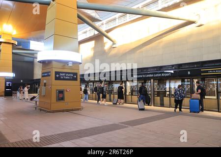 Das Luton DART - Direct Air-Rail Transit - eine neue Flughafenschienenverbindung, die den Flughafen Luton Parkway Station mit dem Flughafen Luton verbindet, über ein automatisches People Mover System von Cable Liner, in Beds, Großbritannien Stockfoto