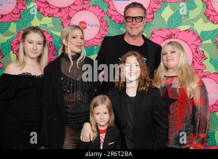 Hollywood, Ca. 10. Juni 2023. Tori Spelling, Dean McDermott, Stella McDermott, Finn McDermott, Hattie McDermott, Liam McDermott, Beau McDermott am Stand der Kids Gala, der am 10. Juni 2023 das Luskin Orthopaedic Institute for Children in den Universal Studios Backlot in Hollywood, Kalifornien, unterstützt. Kredit: Faye Sadou/Media Punch/Alamy Live News Stockfoto