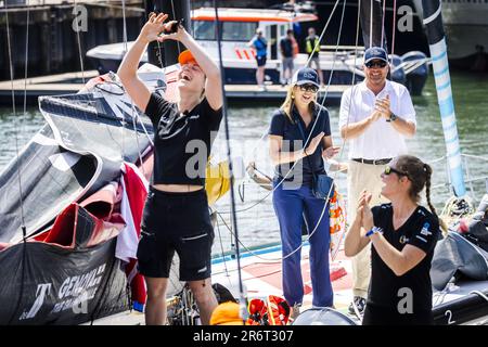 Scheveningen, Niederlande. 11. Juni 2023 SCHEVENINGEN - König Willem-Alexander und Königin Maxima besuchen das Ende der sechsten Etappe des Ocean Race. Das Ocean Race ist einer der größten Segelturniere der Welt. ANP JEFFREY GROENEWEG netherlands Out - belgium Out Credit: ANP/Alamy Live News Stockfoto