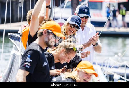 Scheveningen, Niederlande. 11. Juni 2023 SCHEVENINGEN - König Willem-Alexander und Königin Maxima besuchen die Ziellinie der sechsten Etappe des Ocean Race. Das Ocean Race ist einer der größten Segelturniere der Welt. ANP JEFFREY GROENEWEG netherlands Out - belgium Out Credit: ANP/Alamy Live News Stockfoto