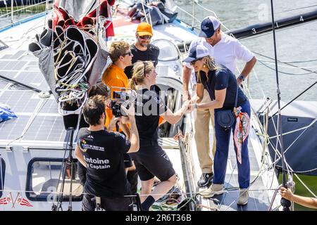 Scheveningen, Niederlande. 11. Juni 2023 SCHEVENINGEN - König Willem-Alexander und Königin Maxima besuchen die Ziellinie der sechsten Etappe des Ocean Race. Das Ocean Race ist einer der größten Segelturniere der Welt. ANP JEFFREY GROENEWEG netherlands Out - belgium Out Credit: ANP/Alamy Live News Stockfoto