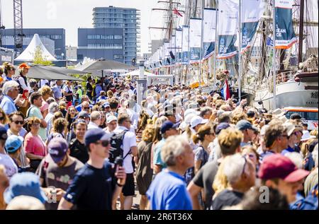 Scheveningen, Niederlande. 11. Juni 2023 SCHEVENINGEN - König Willem-Alexander und Königin Maxima besuchen die Ziellinie der sechsten Etappe des Ocean Race. Das Ocean Race ist einer der größten Segelturniere der Welt. ANP JEFFREY GROENEWEG netherlands Out - belgium Out Credit: ANP/Alamy Live News Stockfoto