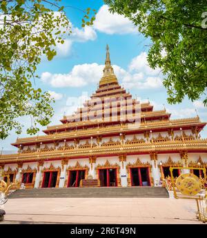 Wunderschöne heilige goldene antike Pagode von Phra Mahathat Kaen Nakhon in der Provinz Khon Kaen, Thailand. Wo die Relikte von Buddha und dem wichtigen Bud sind Stockfoto