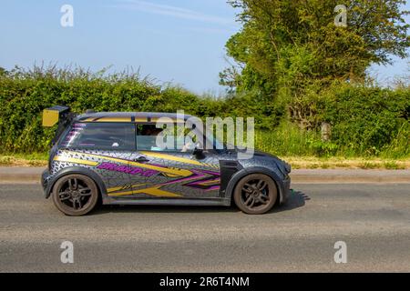 2002 Brand-IT, grauer, mehrfarbiger Mini Cooper S; Classic & Performance Motor Show im Hoghton Tower; Supercar Showtime Juni 2023 Stockfoto