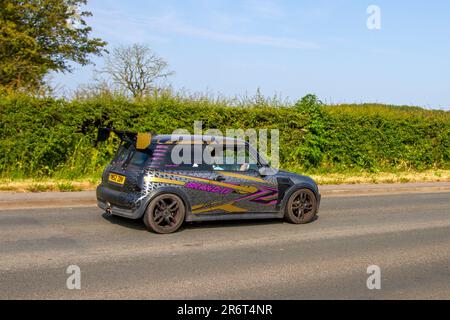 2002 Brand-IT, grauer, mehrfarbiger Mini Cooper S; Classic & Performance Motor Show im Hoghton Tower; Supercar Showtime Juni 2023 Stockfoto