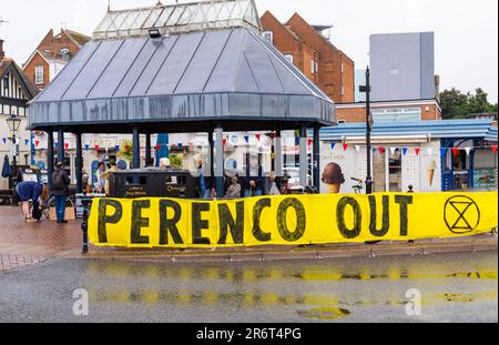 Poole, Dorset, Großbritannien. 11. Juni 2023 Extinction Rebellion XR und andere Umweltgruppen aus ganz Dorset versammeln sich an einem nassen Regentag am Poole Quay, um den sofortigen Entzug der Bohrlizenz von Perenco in Poole Harbour nach der jüngsten Ölpest im März zu fordern. Kredit: Carolyn Jenkins/Alamy Live News Stockfoto