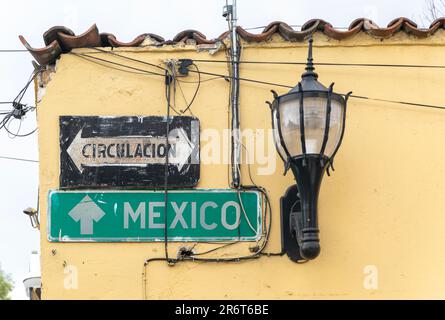 Straßenschilder für Mexiko-Stadt und Circulacion auf der Seite des Gebäudes, Tepoztlán, Bundesstaat Morelos, Mexiko Stockfoto