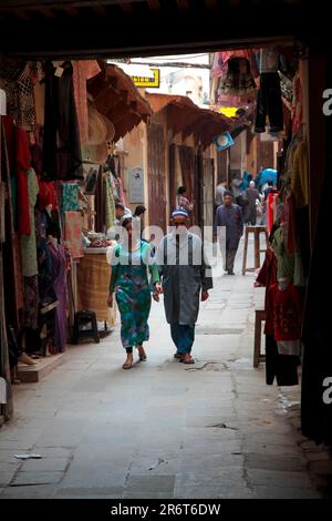 Gasse in der zum UNESCO-Weltkulturerbe gehörenden Altstadt von Fez Marokko Stockfoto