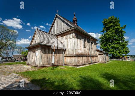 Przysiolek, Lubelskie, Polen - 14. Mai 2023: Historische römisch-katholische Holzkirche ab 1746 Uhr an sonnigen Tagen Stockfoto