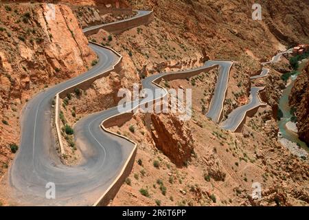 Passieren Sie die Straße im Dades-Tal, den Hohen Atlas Marokko Stockfoto