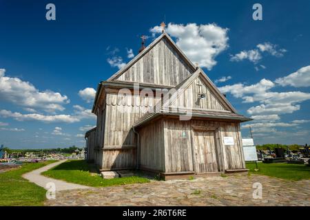 Przysiolek, Lubelskie, Polen - 14. Mai 2023: Historische römisch-katholische Holzkirche von 1746, Vorderansicht Stockfoto