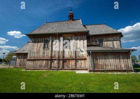 Przysiolek, Lubelskie, Polen - 14. Mai 2023: Historische römisch-katholische Holzkirche von 1746, Seitenansicht Stockfoto