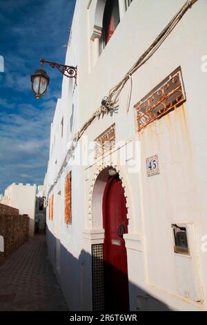 Gebäude in der Künstlerstadt Asilah Marokko Stockfoto