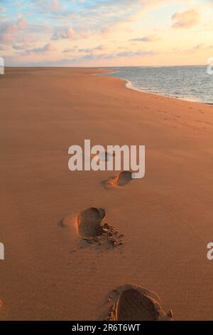 Fußabdrücke an einem Strand südlich von Tanger Marokko Stockfoto