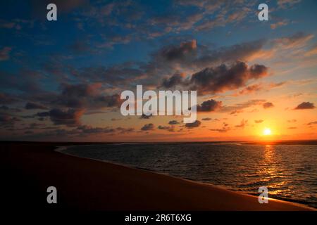 Sonnenuntergang auf dem Atlantik in der Nähe von Tanger Marokko Stockfoto