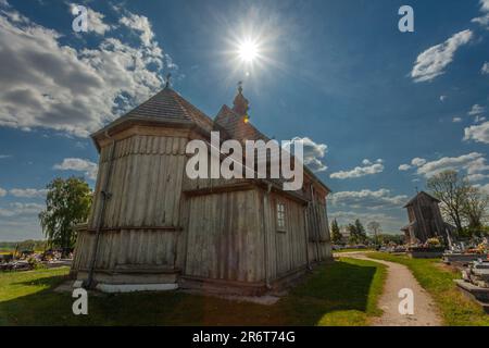 Przysiolek, Lubelskie, Polen - 14. Mai 2023: Historische römisch-katholische Holzkirche von 1746, Rückansicht Stockfoto