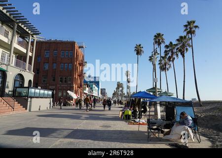 Ein Outdoor-Verkäufer auf einem belebten Bürgersteig in der Nähe von Venice Beach, Kalifornien, mit Menschen, die zu Fuß gehen Stockfoto