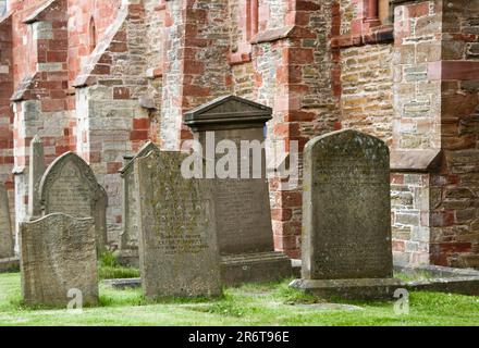 Grabsteine auf dem Friedhof von Kirkwall, der Hauptstadt der Orkney-Inseln Stockfoto