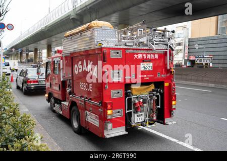 17. März 2023, Osaka, Japan: Ein Feuerwehrwagen der Osaka Feuerwehr, der auf einen Notruf in der Namba Station reagiert. Japan-Ersthelfer. (Kreditbild: © Taidgh Barron/ZUMA Press Wire) NUR REDAKTIONELLE VERWENDUNG! Nicht für den kommerziellen GEBRAUCH! Stockfoto