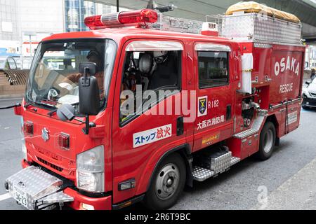 17. März 2023, Osaka, Japan: Ein Feuerwehrwagen der Osaka Feuerwehr, der auf einen Notruf in der Namba Station reagiert. Japan-Ersthelfer. (Kreditbild: © Taidgh Barron/ZUMA Press Wire) NUR REDAKTIONELLE VERWENDUNG! Nicht für den kommerziellen GEBRAUCH! Stockfoto