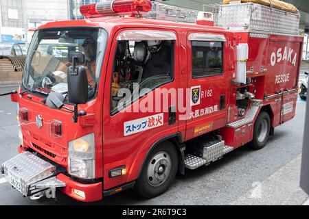 17. März 2023, Osaka, Japan: Ein Feuerwehrwagen der Osaka Feuerwehr, der auf einen Notruf in der Namba Station reagiert. Japan-Ersthelfer. (Kreditbild: © Taidgh Barron/ZUMA Press Wire) NUR REDAKTIONELLE VERWENDUNG! Nicht für den kommerziellen GEBRAUCH! Stockfoto