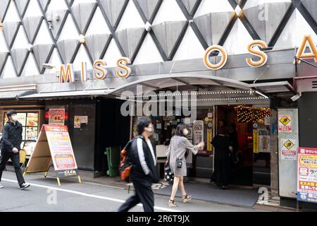 17. März 2023, Osaka, Japan: Der Nachtklub Miss Osaka in Dotonbori, einem pulsierenden Geschäfts-, Touristen- und Ausgehviertel. Japanische Wirtschaft, kleine Unternehmen. (Kreditbild: © Taidgh Barron/ZUMA Press Wire) NUR REDAKTIONELLE VERWENDUNG! Nicht für den kommerziellen GEBRAUCH! Stockfoto