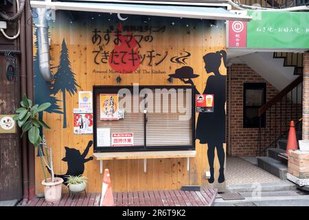 17. März 2023, Osaka, Japan: Ein Fensterrestaurant in Dotonbori, einem pulsierenden Geschäfts-, Touristen- und Ausgehviertel. Japanische Wirtschaft, kleine Unternehmen. (Kreditbild: © Taidgh Barron/ZUMA Press Wire) NUR REDAKTIONELLE VERWENDUNG! Nicht für den kommerziellen GEBRAUCH! Stockfoto