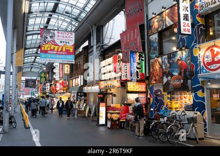 17. März 2023, Osaka, Japan: Eine Shotengai-Einkaufsstraße mit vielen Restaurants und Geschäften in Dotonbori, einem pulsierenden Handels-, Touristen- und Ausgehviertel. Japanische Wirtschaft, kleine Unternehmen. (Kreditbild: © Taidgh Barron/ZUMA Press Wire) NUR REDAKTIONELLE VERWENDUNG! Nicht für den kommerziellen GEBRAUCH! Stockfoto