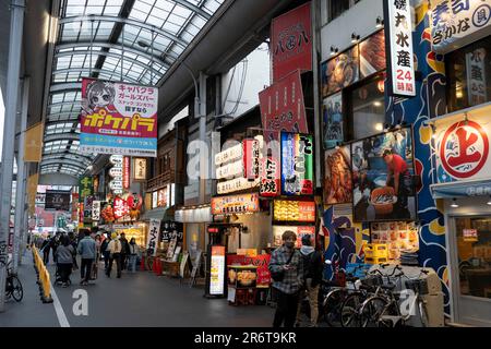 17. März 2023, Osaka, Japan: Eine Shotengai-Einkaufsstraße mit vielen Restaurants und Geschäften in Dotonbori, einem pulsierenden Handels-, Touristen- und Ausgehviertel. Japanische Wirtschaft, kleine Unternehmen. (Kreditbild: © Taidgh Barron/ZUMA Press Wire) NUR REDAKTIONELLE VERWENDUNG! Nicht für den kommerziellen GEBRAUCH! Stockfoto