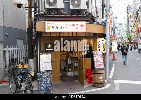 17. März 2023, Osaka, Japan: An Izakaya Bar in Dotonbori, einem pulsierenden Geschäfts-, Touristen- und Ausgehviertel. Japanische Wirtschaft, kleine Unternehmen. (Kreditbild: © Taidgh Barron/ZUMA Press Wire) NUR REDAKTIONELLE VERWENDUNG! Nicht für den kommerziellen GEBRAUCH! Stockfoto