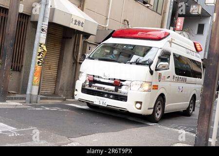 März 17, 2023, Osaka, Japan: Ein Rettungswagen der Osaka Feuerwehr mit Rettungssanitätern und Sanitätern in Isolation Kleid PSA Reaktion auf einen Notruf in der Nishinari Station. Japan-Ersthelfer. (Kreditbild: © Taidgh Barron/ZUMA Press Wire) NUR REDAKTIONELLE VERWENDUNG! Nicht für den kommerziellen GEBRAUCH! Stockfoto