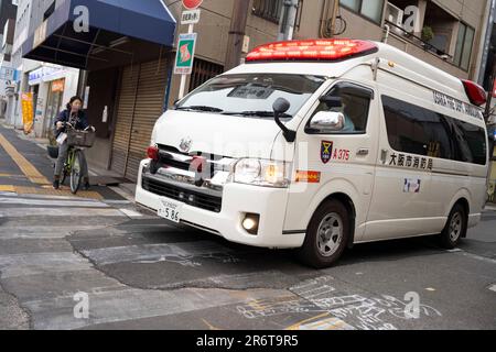 März 17, 2023, Osaka, Japan: Ein Rettungswagen der Osaka Feuerwehr mit Rettungssanitätern und Sanitätern in Isolation Kleid PSA Reaktion auf einen Notruf in der Nishinari Station. Japan-Ersthelfer. (Kreditbild: © Taidgh Barron/ZUMA Press Wire) NUR REDAKTIONELLE VERWENDUNG! Nicht für den kommerziellen GEBRAUCH! Stockfoto