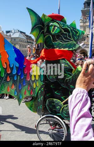 Krakau, Malopolska, Polen - 04.06.2023: Der animierte Drache marschiert während der Dragons Parade, der jährlichen Veranstaltung im Zentrum der Altstadt. Hochwertiges Foto Stockfoto
