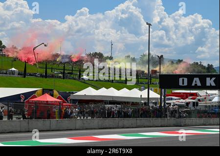 Mugello, Italien. 11. Juni 2023. Mugello International Circuit Fans stehen beim Rennen MotoGP Grand Prix of Italy, MotoGP World Championship in Mugello, Italien, Juni 11 2023 Kredit: Independent Photo Agency/Alamy Live News Stockfoto