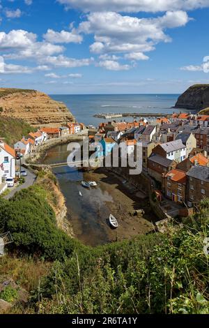 STAITHES, North Yorkshire, UK - 21. August: Blick auf den Hafen Staithes North Yorkshire am 21. August 2010. Nicht identifizierte Personen Stockfoto